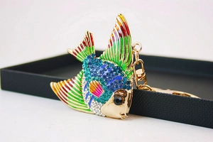 Gros plan du porte-clés poisson tropical avec strass colorés et finition en émail