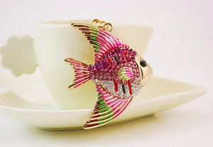 Vue détaillée du porte-clés poisson tropical avec strass roses et finition émail