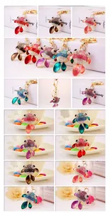 Vue de cinq porte-clés poissons rouges en strass colorés avec détails en émail fin