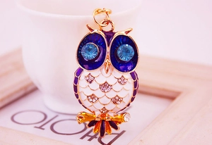 Détails du porte-clés hibou avec émail bleu roi et accents de cristaux étincelants