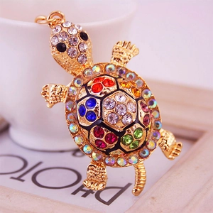 Porte-clés tortue créatif serti de strass colorés sur un support en métal doré