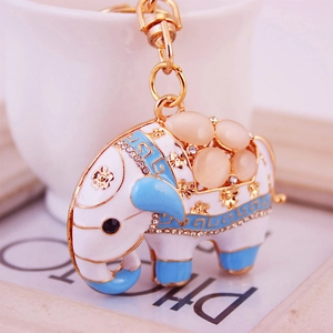 Porte-clés éléphant mignon avec cristaux et émail bleu clair sur support doré chic