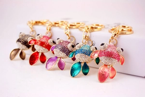 Vue détaillée des porte-clés poissons rouges colorés avec strass brillants et émail poli