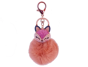 Dettaglio portachiavi a volpe con cristalli rosa, pompon di pelliccia e chiusura rosa