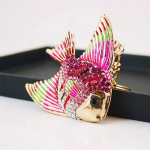 Porte-clés poisson tropical avec strass violets et émail coloré sur base en métal doré