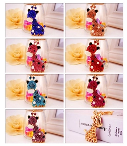 Vues détaillées des porte-clés girafe en strass en sept couleurs avec dos doré évidé