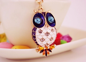 Détail du porte-clés hibou avec émail bleu et cristaux étincelants de précision