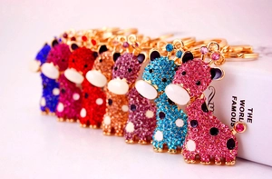 Détails des porte-clés girafe en émail coloré avec incrustation de strass brillants