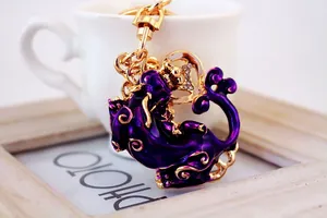 Detail eines lila chinesischen Pi Xiu Schlüsselanhängers mit Goldbeschichtung und Kristallen