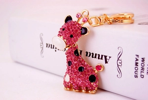 Gros plan sur le porte-clés girafe en strass rose avec fermoir mousqueton doré