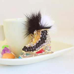Porte-clés patin à glace créatif avec strass et pompon en fourrure noir et blanc moelleux
