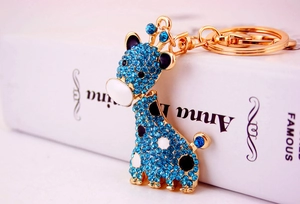 Vue détaillée d'un porte-clés girafe à strass bleu ciel avec une finition dorée brillante