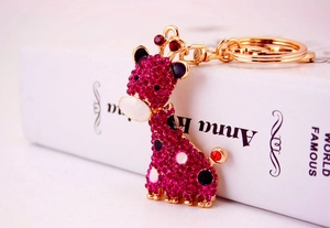 Détail du porte-clés girafe avec strass rose fuchsia et finitions en métal doré poli