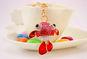 Vue détaillée du porte-clés poisson rouge avec strass rouges et blancs sur tasse