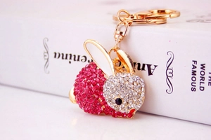 Gros plan du porte-clés lapin mignon avec strass roses et blancs et anneau doré