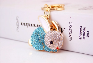Détails du porte-clés lapin doré orné de strass bleu ciel et de cristaux étincelants