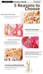 Détails macro du porte-clés flamant rose émaillé avec strass tchèques et placage en or