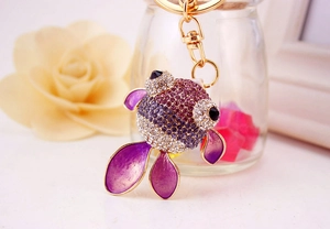 Vue détaillée du porte-clés poisson avec strass dégradés violets et nageoires émaillées