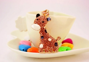 Détail du porte-clés girafe montrant des strass orange et l'émail sur le métal