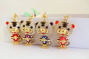 Détails des porte-clés tigre en strass colorés aux tons rouge, violet, bleu et orange