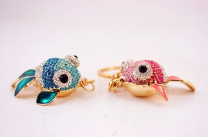 Vue détaillée de porte-clés poisson rouge avec strass colorés et finitions en émail