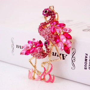 Portachiavi fenicottero rosa con strass sfumati e lega dorata per un look di lusso
