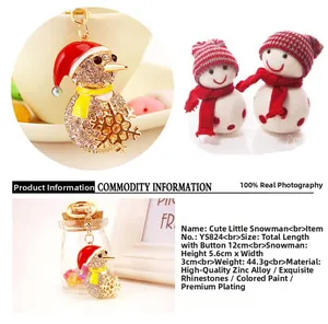 Détail du porte-clés bonhomme de neige en strass avec chapeau rouge et métal doré