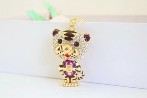 Détail du porte-clés tigre en strass avec placage en or et finition émail violet
