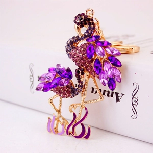 Porte-clés flamant rose orné de cristaux violets sur une monture dorée chic