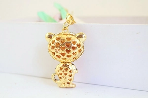 Vue rapprochée du porte-clés tigre doré avec strass et design évidé en forme de cœur