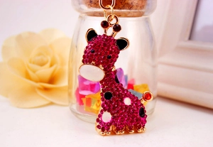 Détail du porte-clés girafe en strass rose avec cristaux brillants et anneau doré