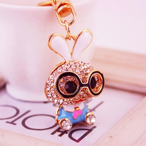 Porte-clés lapin mignon avec strass lunettes et manteau en émail bleu étincelant