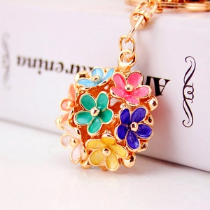 Modern Zinc Alloy 3D Hollow Daisy Flower Ball Keychain Enamel Rhinestone Bag Charm Women Exquisite Metal Floral Key Ring