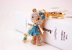 Dettaglio portachiavi a forma di orso con strass blu e chiusura in metallo dorato