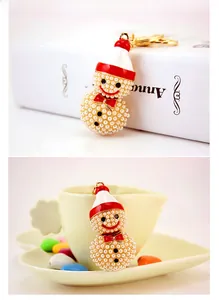 Dettaglio portachiavi pupazzo di neve in perle con cappello in smalto rosso