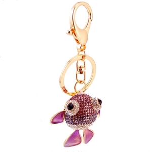 Porte-clés poisson doré avec strass violets et roses sur anneau en métal doré