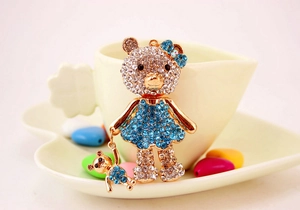 Dettaglio macro del portachiavi con orso mamma e bambino con strass e pietre blu