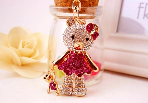 Dettaglio portachiavi a forma di orsetto con strass fucsia e finiture dorate lucide