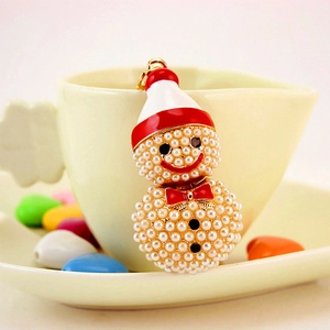 Portachiavi natalizio creativo con pupazzo di neve in perle e cappello di smalto rosso