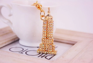 Macro-opname van gouden Eiffeltoren sleutelhanger met kleurrijke strass-steentjes