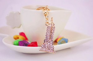 Detail van de gouden Empire State Building sleutelhanger met witte strass-steentjes
