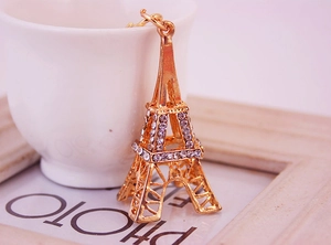 Gros plan détaillé d'un porte-clés Tour Eiffel doré orné de strass en cristal brillant