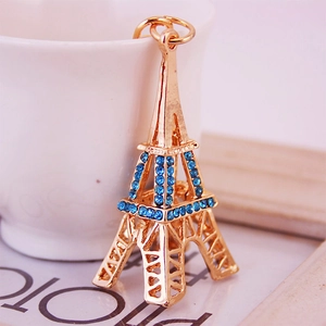 Porte-clés Tour Eiffel doré orné de strass bleu ciel sur un support métallique