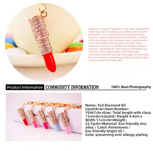 Détail d'un porte-clés rouge à lèvres scintillant en strass avec émail coloré pour sac