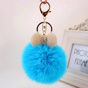 Blauer flauschiger Pelz-Schlüsselanhänger mit Perlen-Strass-Schleife und Goldkarabiner