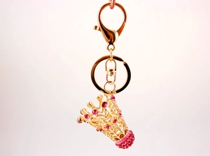 Détail du porte-clés couronne en strass rose avec placage doré et fermoir homard