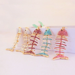 Porte-clés Créatif Arête de Poisson en Alliage de Zinc Avec Pendentif Incrusté de Strass Accessoire de Sac en Métal Anneau de Clé
