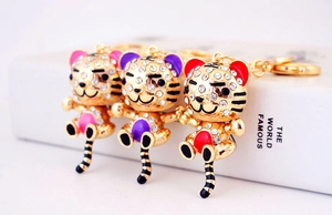 Détails de porte-clés tigre doré avec strass et finitions en émail multicolore