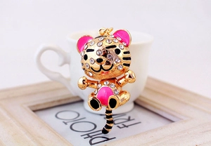 Détail d'un porte-clés tigre de dessin animé avec strass blancs et émail rose