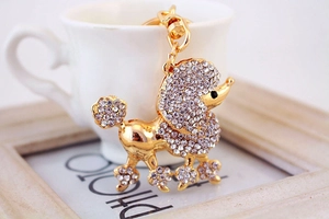 Détail des strass en cristal sur un porte-clés caniche doré avec fermoir mousqueton